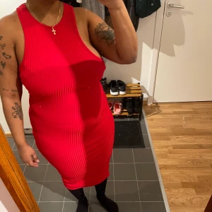 Red sleeveless midi dress from Missguided  - Oanvänt skick. Bra passform, sitter tajt men är stretchig