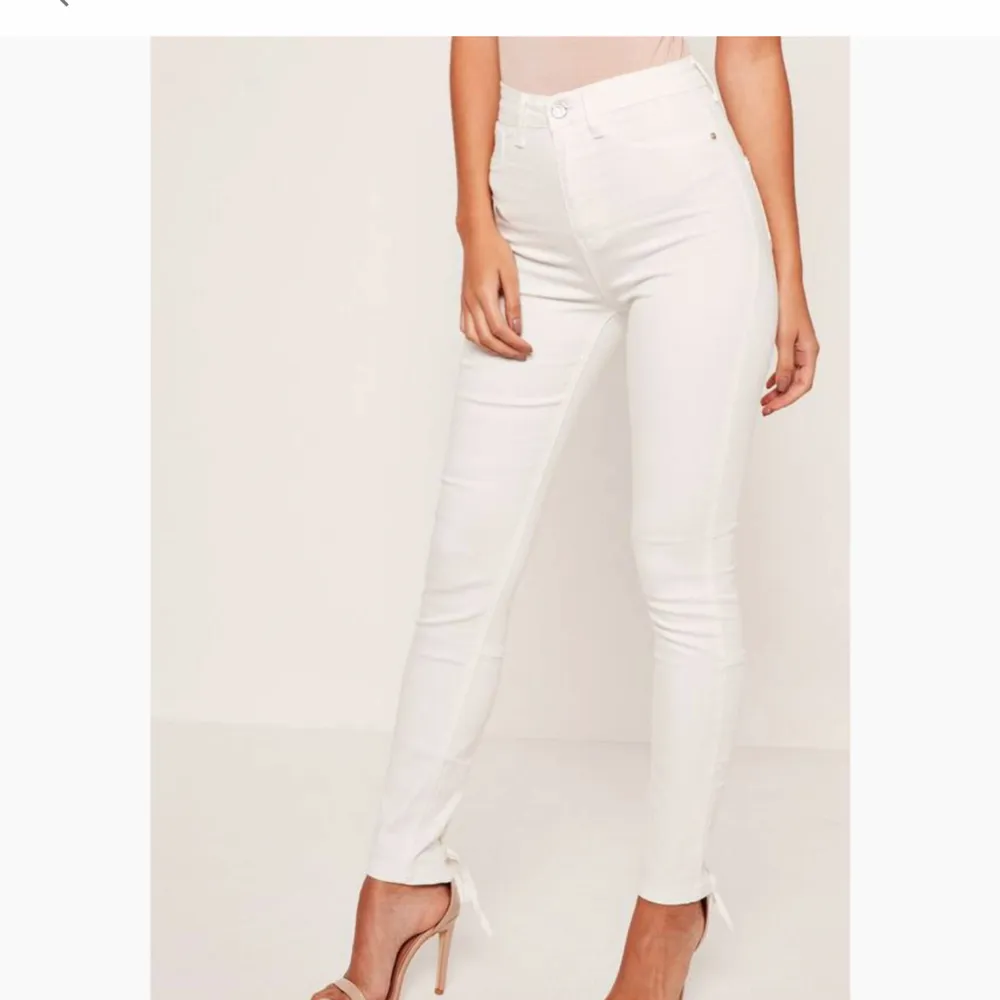 Supersnygga vita jeans från missguided med snörning bak vid vaden. Aldrig använda då de inte pssade mig. Jeans & Byxor.