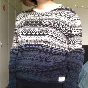  - Mysig slätstickad tröja från Originals. Svart, grafiskt mönster över ombre-effekt. Nyskick. Jag står för frakten. 