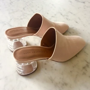  - Zara mules med transparent klack och ljus nude/puderrosa i fejkmockaläder.