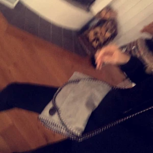  - En Stella MacCartney liknande grå väska, köpt för 900 säljer för 400. Kontakta för fler bilder!!
