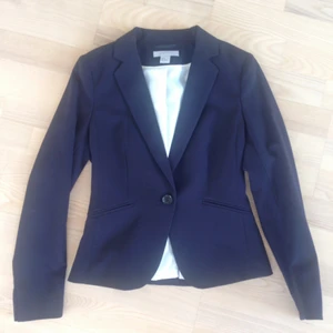  - Kavaj i mörkmörk-blå från H&M. Endast använd under 2 dagar på en mässa.   Storlek 36. Fickor, 1 knapp. Ord.pris 399 kr.