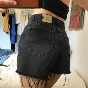  - Supersnygga vintage shorts av märket lee köpta på beyond retro, perfekt för en sliten retro look. Skulle säga att shortsen passar en 28-29 bäst! 