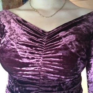  - jättefin topp i vidröd velvet! använd ca 3 gånger pga fel storlek. 50kr+frakt