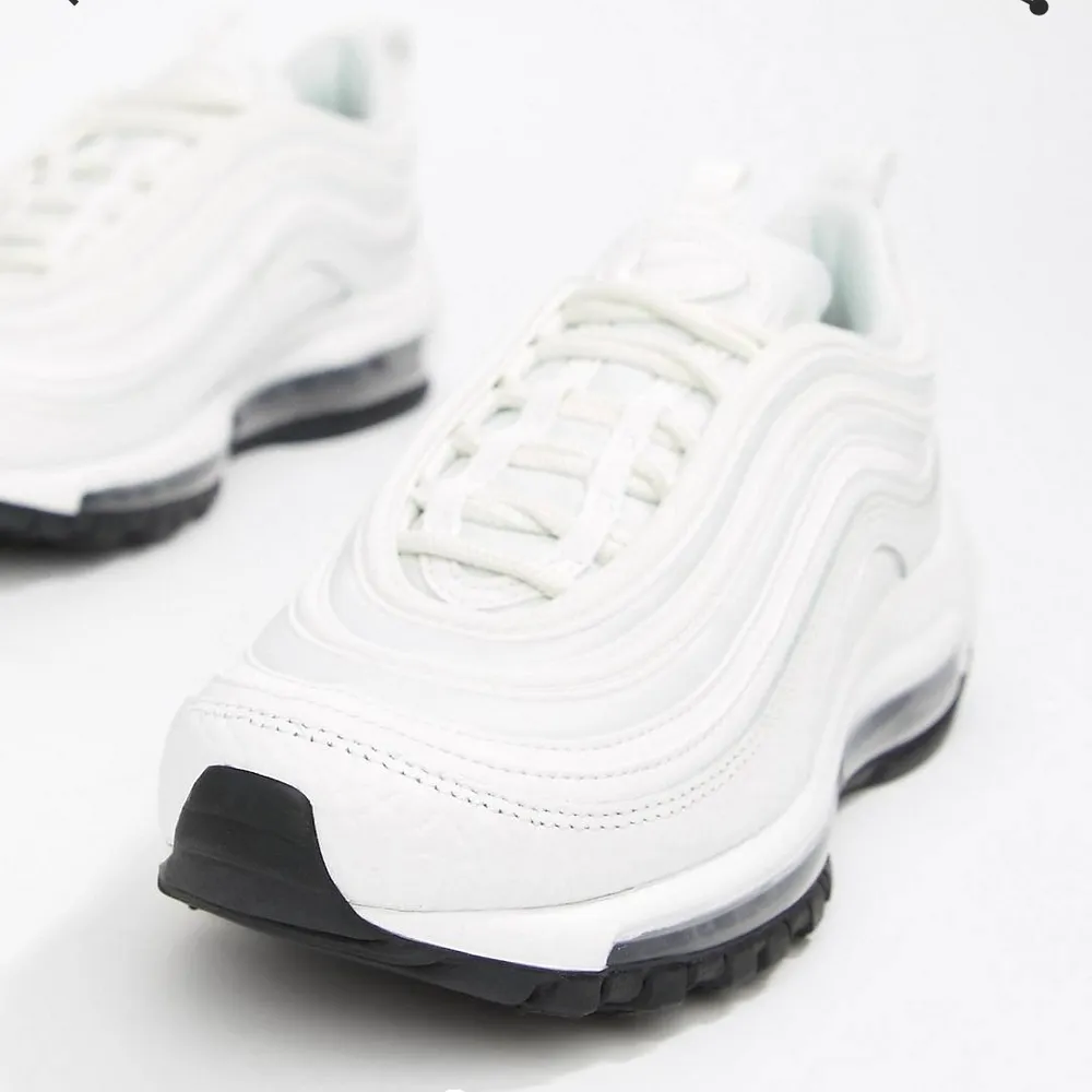 Har Nike air max 97 hel vita (ej den som visas på bilden)  i storlek 42. Köpta på footish, endast provade. Någon som vill byta som storlek 41? . Blusar.