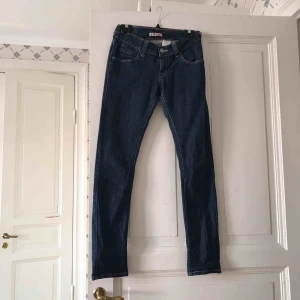 - Levis modell slouch skinny 504 Hämta i Majorna eller jag kan skicka
