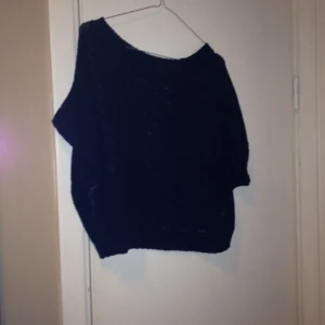 Svart stickad kort oversize-tröja från Gina!  - Svart stickad kort oversize-tröja från Gina! 