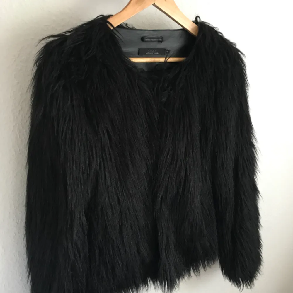 Snygg faux fur i svart! Frakt ingår 💓. Jackor.