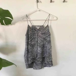  - Väldigt fin blus från HM, oanvänd och i fint skick ~frakt 20kr