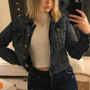  - Jättefin jeansjacka från Lindex. Använd ett fåtal gånger. Sitter as snyggt som over size också på mig som är strl 38/36. Skicka meddelande vid frågor och mer bilder. Frakt: 50kr💗
