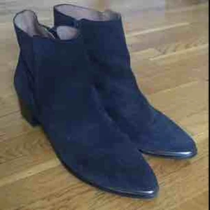  - Snygga svarta boots i mocka, från märket sixtyseven. Med silvrig detalj. Storlek 41. Sparsamt använda.  Med frakt, 300kr  :) 