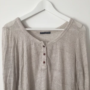  - Tunt stickad tröja med knappar, långa ärmar och oerhört skön ed en beige färg från brandy melville
