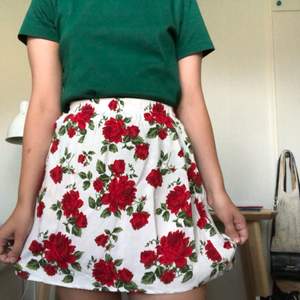 Blommig kjol från H&M, storlek 36. Frakt tillkommer vid köp! 