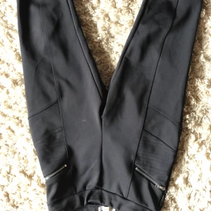  - Strechbyxor med fejk dragkedjor på sidorna