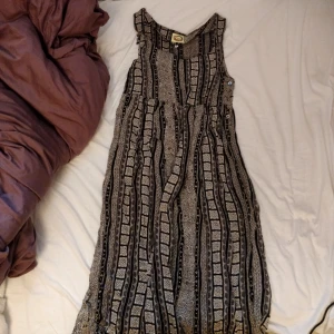  - Fantastisk klänning som tyvärr inte passar mig. 118 cm på längden och 44 cm på bredden vid byst.