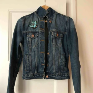  - Storlek 34 från H&M med tryck. 