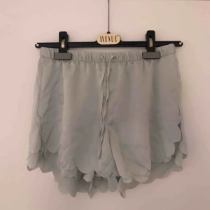  - Mintgröna shorts, nya oanvända. Storlek 34.