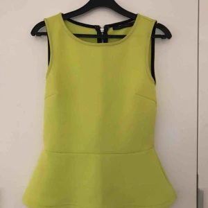  - Neongul peplumtopp i scubamaterial Insydd S, passar mig som har XS.
