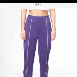  - Snygga lila trackpants från junkyard. Köpta här på plick och är i superbra skick. Köparen står för frakt och pris kan diskuteras