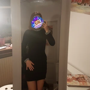  - Säljer min jätte fina jul/nyår/vinter klänning helt oanvänd då det fort blev sommar och jag sen växte ur den. Köparen står för frakt