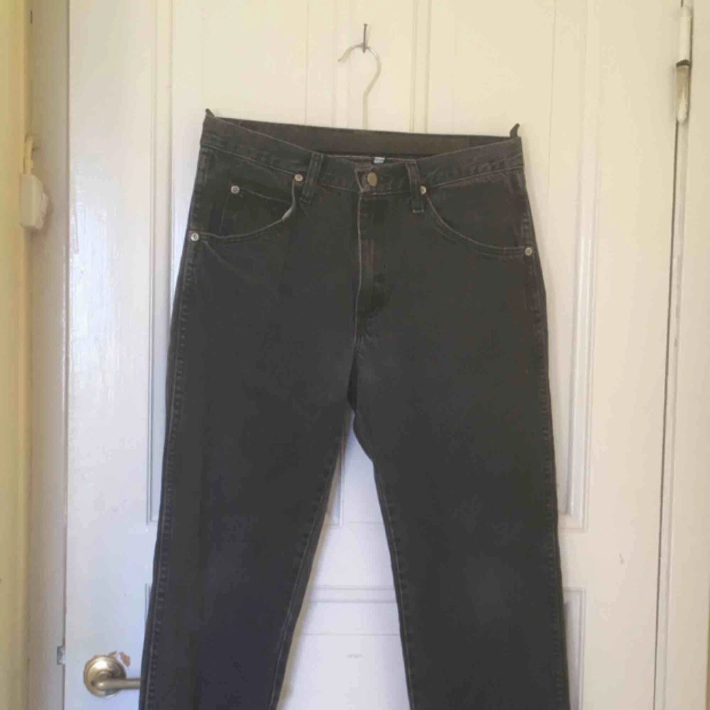 Fina svartgråa vintage Wranglerjeans inhandlade på Beyond Retro. Storlek 30/30 men de är avklippta. Passar bra på mig som är 173 cm, förmodligen ännu bättre på någon som är kortare. Säljes pga en aning för stora i midjan. Frakt är inräknat i priset.. Jeans & Byxor.