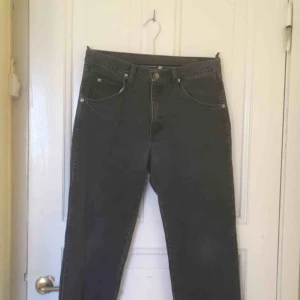  - Fina svartgråa vintage Wranglerjeans inhandlade på Beyond Retro. Storlek 30/30 men de är avklippta. Passar bra på mig som är 173 cm, förmodligen ännu bättre på någon som är kortare. Säljes pga en aning för stora i midjan. Frakt är inräknat i priset.