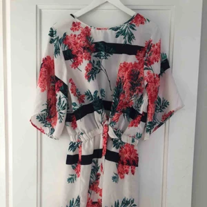  - Fin tunnare klänning som sitter skönt i storlek L. Endast använd ett fåtal ggr 