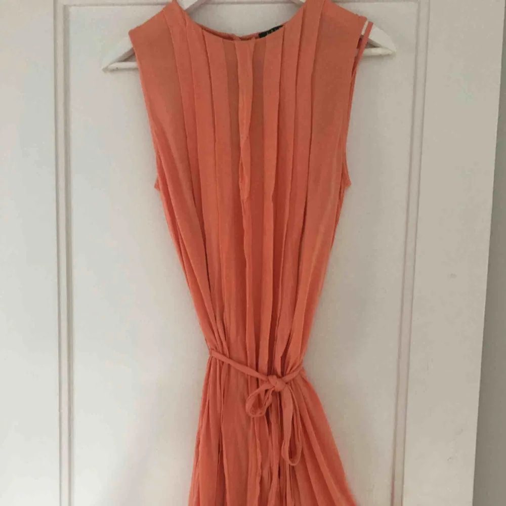 Fin korallfärgad Ralph Lauren klänning i storlek S med knytband runt midjan (går att ta av) . Klänningar.