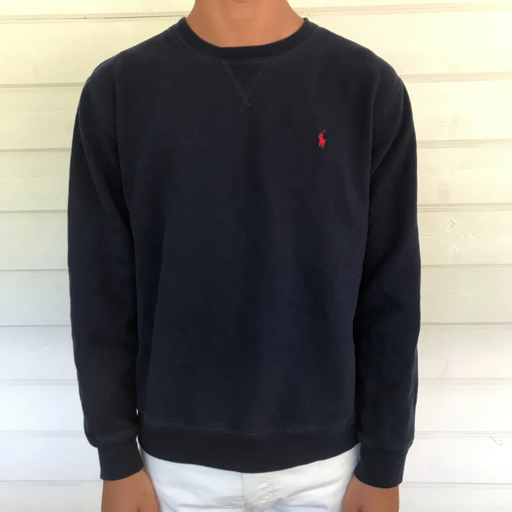 Sweatshirt från Ralph Lauren, mycket fint skick. Storlek XL i barnstorlek 18-20, vilket motsvarar en S i vanliga storlekar.. Tröjor & Koftor.