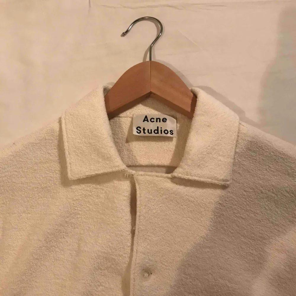 Acne Studios tröja köpt på Trés bien. Ger en oversized look. Aldrig använd. . Skjortor.