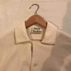  - Acne Studios tröja köpt på Trés bien. Ger en oversized look. Aldrig använd. 