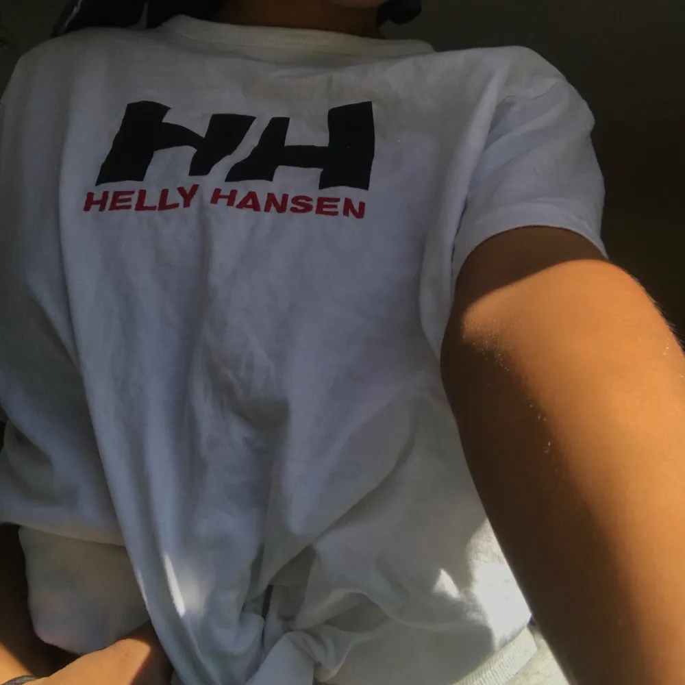 Säljer ett Helly Hansen T-shirt i storlek XL/L. Brukar knyta upp den eller stoppa in den i byxorna om man vill ha den tightare annars kan man ha den som kort klänning.. T-shirts.