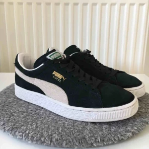  - Puma suede (mocka) sneakers i storlek 37. Skorna är i superfint skick och de är väldigt sköna. Säljer pga för liten storlek.  Nypris ; 699kr