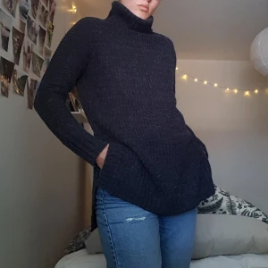 Stickad tröja - Häftig svart stickad polotröja med slits! Stl M. Jättemysig! Frakt tillkommer.