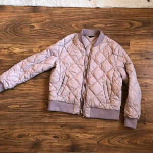  - Puderrosa bombarjacka från åhlens! Perfekt höst/vår jacka, finns fickor framtill samt två innerfickor. I bra skick bortsätt från att muddarna blivit något noppriga (se bild 3) 