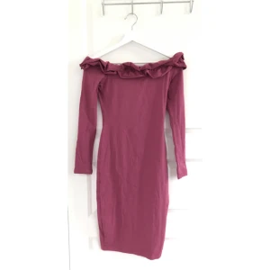  - Säljer denna frill offshoulder, ”rose berry” färgade fodralklänningen från Nelly.  Aldrig använd, endast prövad, lapparna sitter kvar. 