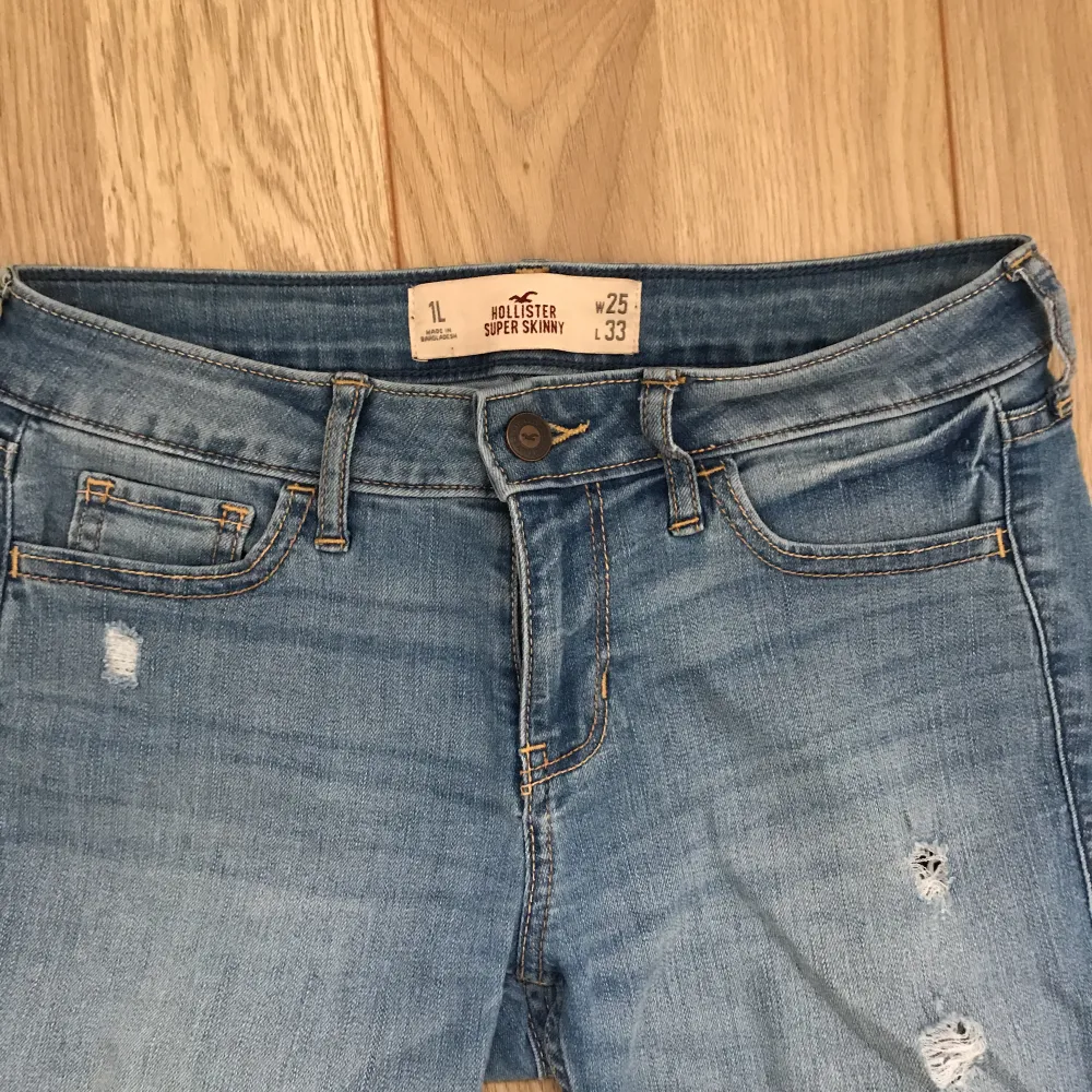 Ett par fina jeans med snygga slitningar ifrån Hollister. Fint skick och frakt tillkommer. . Jeans & Byxor.