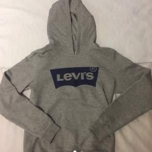 Helt ny, oanvänd hoodie från Levi’s. Nypris: 400kr