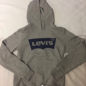  - Helt ny, oanvänd hoodie från Levi’s. Nypris: 400kr
