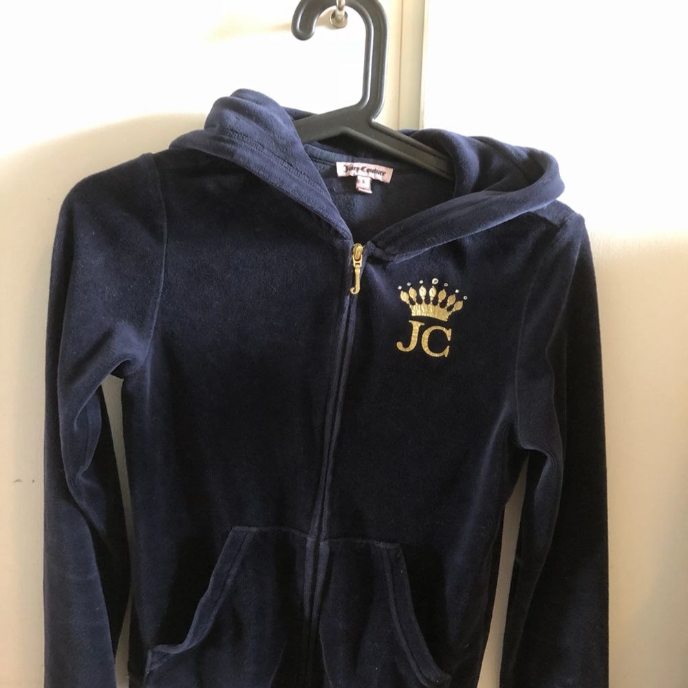 Mörkblå hoodie från juicy couture Inte jätte använd men lite Passar även XS. Huvtröjor & Träningströjor.