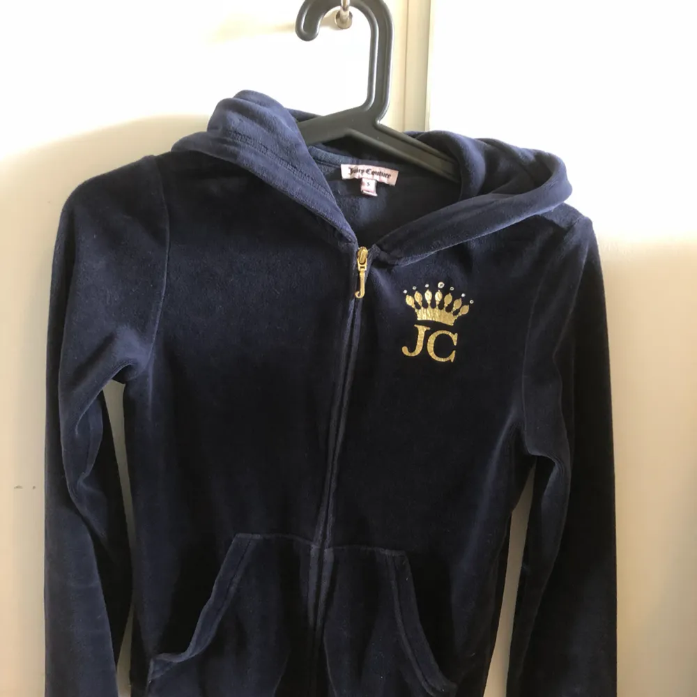 Mörkblå hoodie från juicy couture Inte jätte använd men lite Passar även XS. Hoodies.