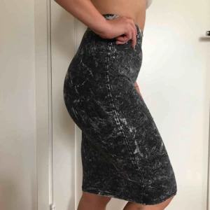  - Gråspräcklig tight pennkjol från weekday. Storlek XS men är elastisk så funkar även S-M beroende på hur man vill den ska sitta. Frakt ingår ej