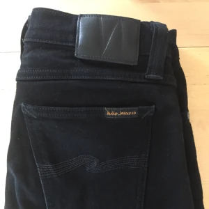  - Snygga Svarta Nudie Jeans / High Kai. Stl W30/L32. Använda men i mycket bra skick. 