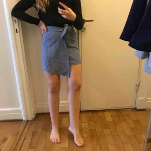  - Hemmasydd kjol i 100% linne. Jättefin duvblå färg! Uppskattar att kjolen är i storlek 34/36 dvs XS/S (eftersom att jag gått efter samma storlek och mått som på mina andra kjolar jag har!) priset är inkl frakt!☀️🌵