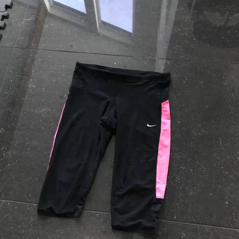 Snygga träningstights i svart & rosa från Nike Dri-Fit storlek Small men jag tycker de är lite större så skulle uppskatta dem till Medium. Framhäver rumpan och är supersköna att ha på sig och torkar snabbt! Praktisk ficka i bak!. Jeans & Byxor.