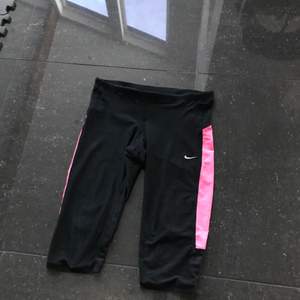 Snygga träningstights i svart & rosa från Nike Dri-Fit storlek Small men jag tycker de är lite större så skulle uppskatta dem till Medium. Framhäver rumpan och är supersköna att ha på sig och torkar snabbt! Praktisk ficka i bak!