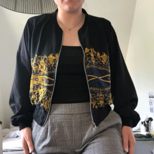  - Härlig, tunn bomberjacka, aldrig använd. Köpt för 500kr second hand. Frakten står jag för!