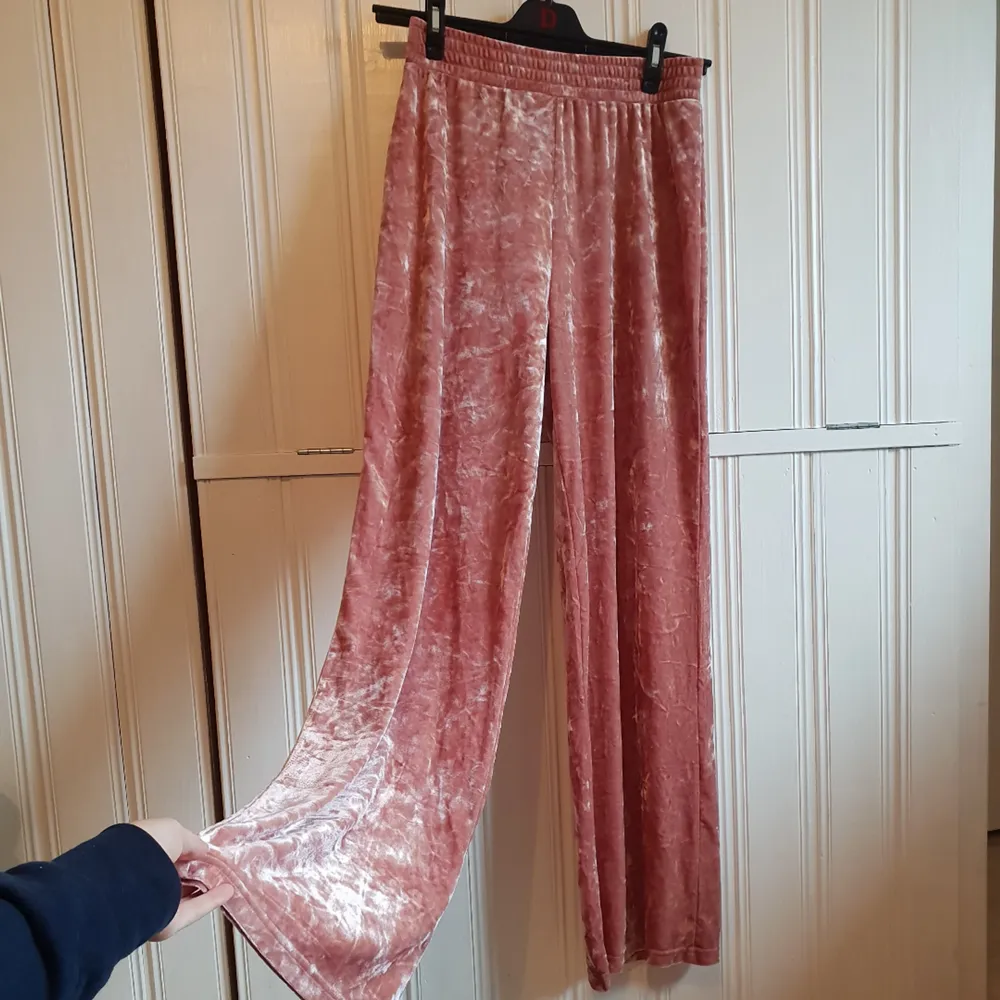 Superhärliga mjuka byxor i rosa sammet. Nästan aldrig använda så de är i väldigt fint skick! 40kr+frakt. Jeans & Byxor.