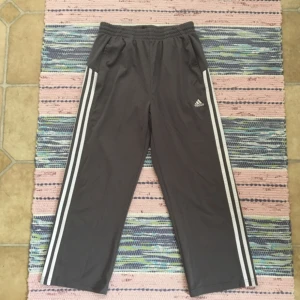  - Adidasbyxor i lite kortare modell. Köpta second hand, men i väldigt fint skick. 