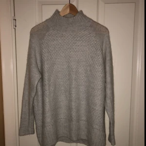  - Stickad tröja i fint skick. Köpare betalt frakt.